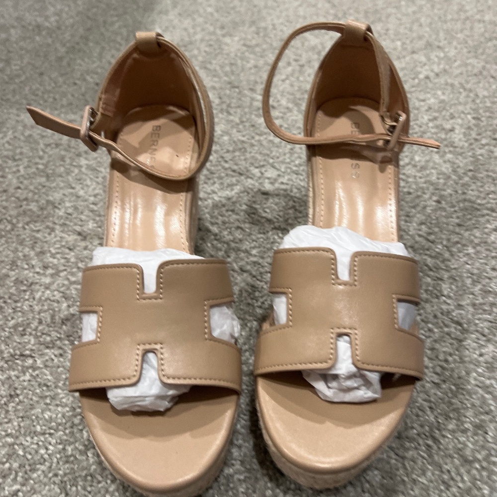 Berness Patrice beige wedge sandal 7.5 - NEW